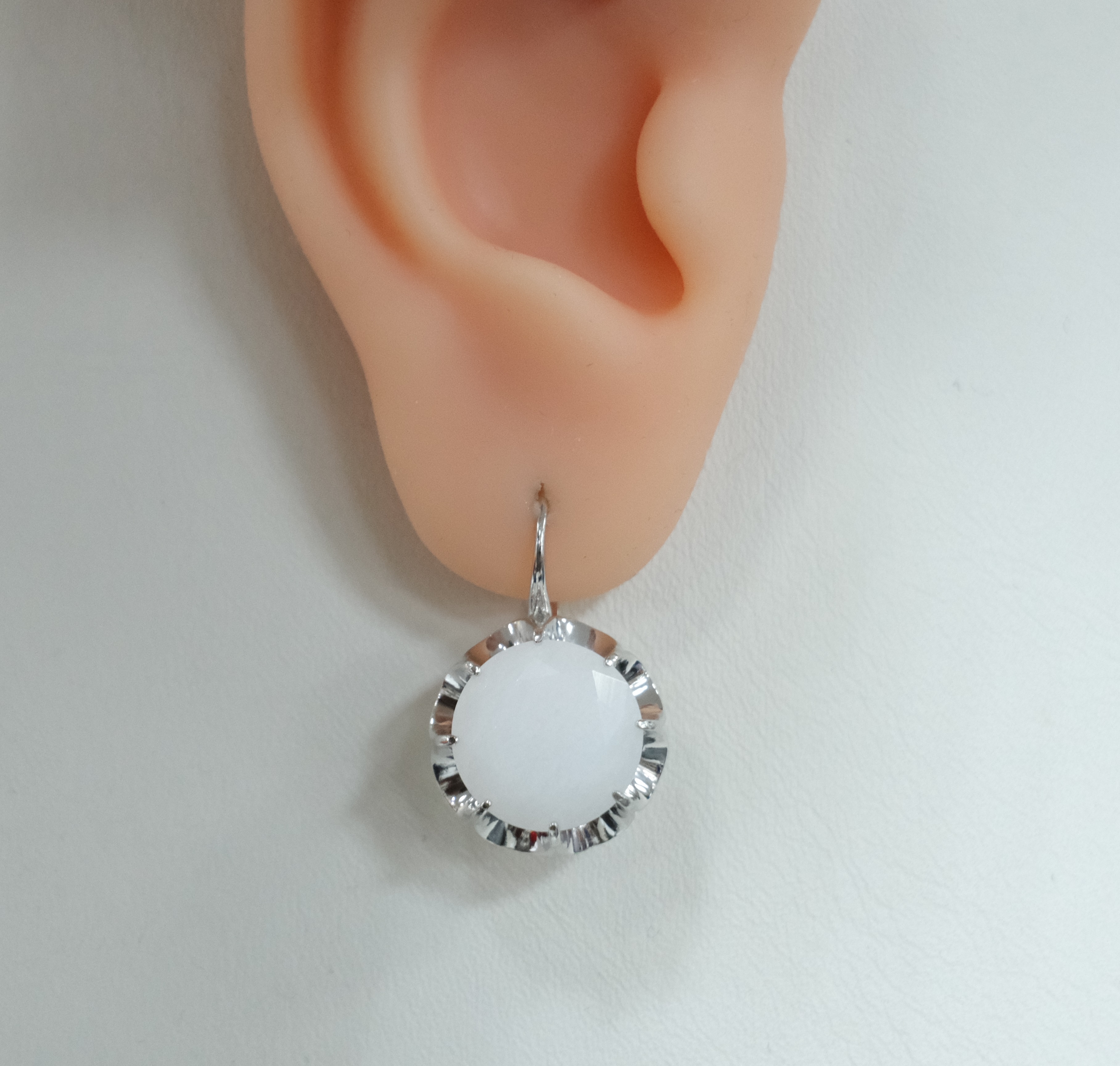 Серебряные серьги с белыми нефритами